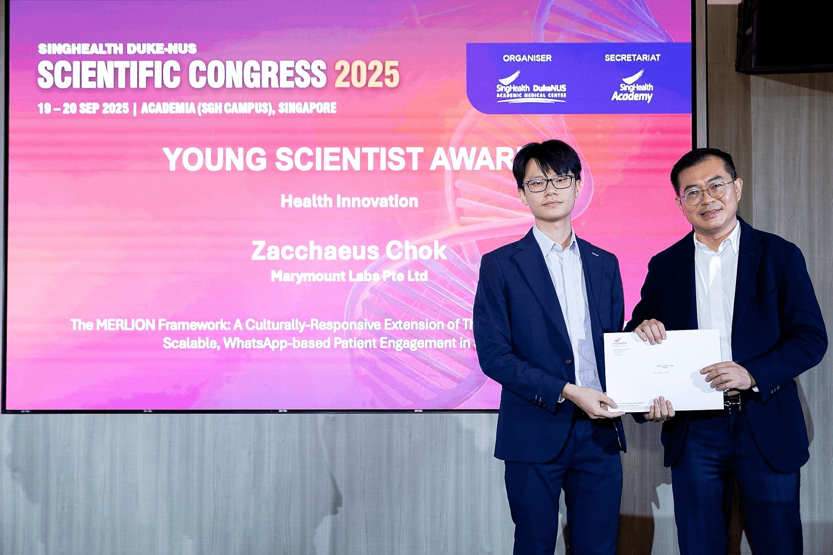 Zacchaeus Chok receiving the Young Scientist Award for the MERLION framework at the SingHealth Duke-NUS Scientific Congress 2025